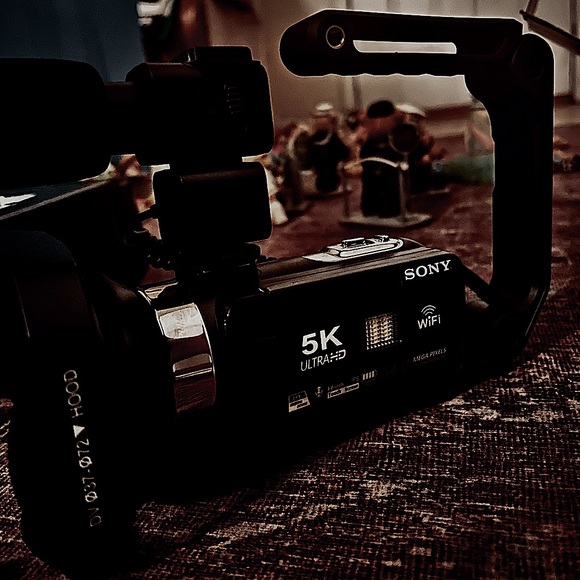 Sony 5kHD ultra Wide 64.0 megapixel WiFi VX 9000 6ccd professional grade - Picture 2 of 3